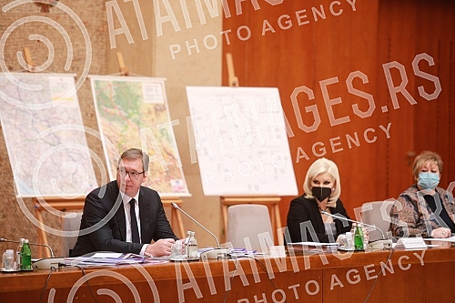 At the Palace of Serbia, Serbian president Aleksandar Vucic held a meeting with ministers and directors of public companies in charge of strategic projects in the field of infrastructure, mining, energy and economy. U Palati Srbija predsednik Srbij