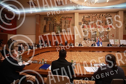 At the Palace of Serbia, Serbian president Aleksandar Vucic held a meeting with ministers and directors of public companies in charge of strategic projects in the field of infrastructure, mining, energy and economy. U Palati Srbija predsednik Srbij