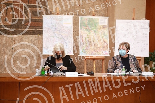 At the Palace of Serbia, Serbian president Aleksandar Vucic held a meeting with ministers and directors of public companies in charge of strategic projects in the field of infrastructure, mining, energy and economy. U Palati Srbija predsednik Srbij