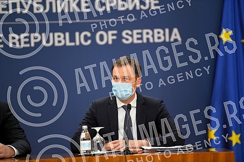 At the Palace of Serbia, Serbian president Aleksandar Vucic held a meeting with ministers and directors of public companies in charge of strategic projects in the field of infrastructure, mining, energy and economy. U Palati Srbija predsednik Srbij