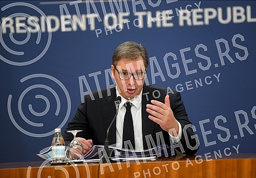 At the Palace of Serbia, Serbian president Aleksandar Vucic held a meeting with ministers and directors of public companies in charge of strategic projects in the field of infrastructure, mining, energy and economy. U Palati Srbija predsednik Srbij