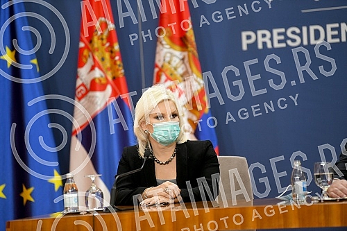 At the Palace of Serbia, Serbian president Aleksandar Vucic held a meeting with ministers and directors of public companies in charge of strategic projects in the field of infrastructure, mining, energy and economy. U Palati Srbija predsednik Srbij