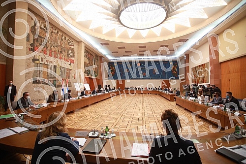 At the Palace of Serbia, Serbian president Aleksandar Vucic held a meeting with ministers and directors of public companies in charge of strategic projects in the field of infrastructure, mining, energy and economy. U Palati Srbija predsednik Srbij