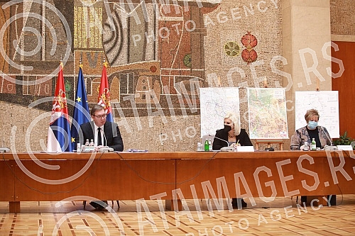 At the Palace of Serbia, Serbian president Aleksandar Vucic held a meeting with ministers and directors of public companies in charge of strategic projects in the field of infrastructure, mining, energy and economy. U Palati Srbija predsednik Srbij