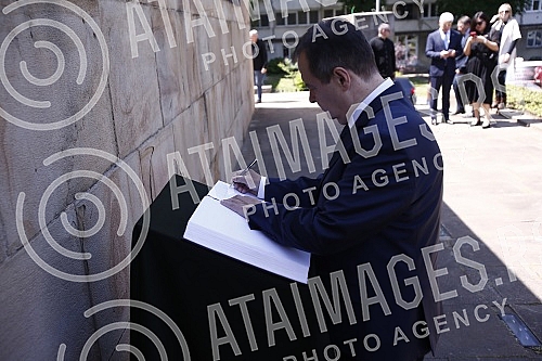 As part of the celebration of May 9, the Day of Victory over Fascism in World War II, representatives of the Ministry of Defense and the Serbian Army, the City of Belgrade and SUBNOR and participants in the Immortal Regiment laid wreaths at the Monum
