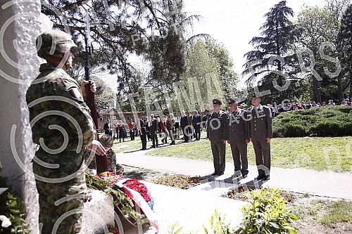 As part of the celebration of May 9, the Day of Victory over Fascism in World War II, representatives of the Ministry of Defense and the Serbian Army, the City of Belgrade and SUBNOR and participants in the Immortal Regiment laid wreaths at the Monum