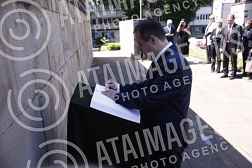 As part of the celebration of May 9, the Day of Victory over Fascism in World War II, representatives of the Ministry of Defense and the Serbian Army, the City of Belgrade and SUBNOR and participants in the Immortal Regiment laid wreaths at the Monum