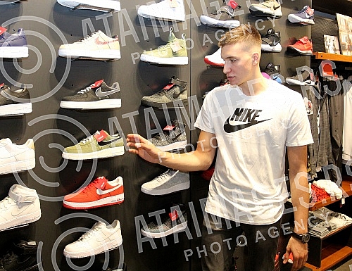 Press conference of Serbian basketball player Bogdan Bogdanovic on the occasion of the children's basketball camp.Pres konferencija srpskog kosarkaskog reprezentivca Bogdana Bogdanovic povodom decijeg kosarkaskog kampa. 