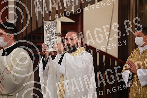 In the Cathedral of the Assumption of the Blessed Virgin Mary, the Easter Mass was served by the Archbishop of Belgrade Stanislav Hocevar.U katedrali Uznesenja Blazene Djevice Marije misu Uskrsnju misu sluzio je beogradski nadbiskup Stanislav Hocev