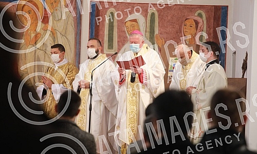 In the Cathedral of the Assumption of the Blessed Virgin Mary, the Easter Mass was served by the Archbishop of Belgrade Stanislav Hocevar.U katedrali Uznesenja Blazene Djevice Marije misu Uskrsnju misu sluzio je beogradski nadbiskup Stanislav Hocev