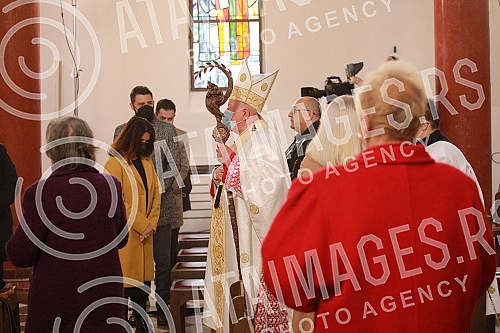 In the Cathedral of the Assumption of the Blessed Virgin Mary, the Easter Mass was served by the Archbishop of Belgrade Stanislav Hocevar.U katedrali Uznesenja Blazene Djevice Marije misu Uskrsnju misu sluzio je beogradski nadbiskup Stanislav Hocev