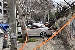 In Dobanovacka Street in Zemun, the wall, that is, the brick fence, of the FC Zemun stadium fell, and on that occasion, eight parked cars were damaged.U Dobanovackoj ulici u Zemunu pao je zid, odnosno ograda od cigle, stadiona FK Zemun i tom prilik