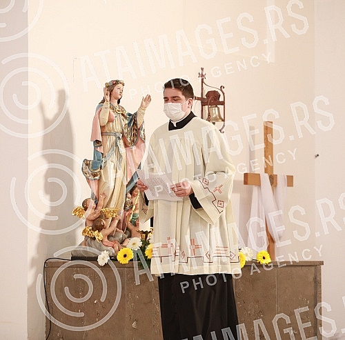 In the Cathedral of the Assumption of the Blessed Virgin Mary, the Easter Mass was served by the Archbishop of Belgrade Stanislav Hocevar.U katedrali Uznesenja Blazene Djevice Marije misu Uskrsnju misu sluzio je beogradski nadbiskup Stanislav Hocev