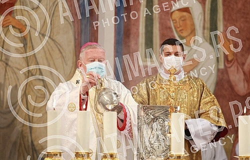 In the Cathedral of the Assumption of the Blessed Virgin Mary, the Easter Mass was served by the Archbishop of Belgrade Stanislav Hocevar.U katedrali Uznesenja Blazene Djevice Marije misu Uskrsnju misu sluzio je beogradski nadbiskup Stanislav Hocev