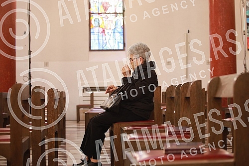 In the Cathedral of the Assumption of the Blessed Virgin Mary, the Easter Mass was served by the Archbishop of Belgrade Stanislav Hocevar.U katedrali Uznesenja Blazene Djevice Marije misu Uskrsnju misu sluzio je beogradski nadbiskup Stanislav Hocev