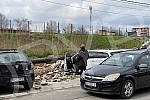In Dobanovacka Street in Zemun, the wall, that is, the brick fence, of the FC Zemun stadium fell, and on that occasion, eight parked cars were damaged.U Dobanovackoj ulici u Zemunu pao je zid, odnosno ograda od cigle, stadiona FK Zemun i tom prilik
