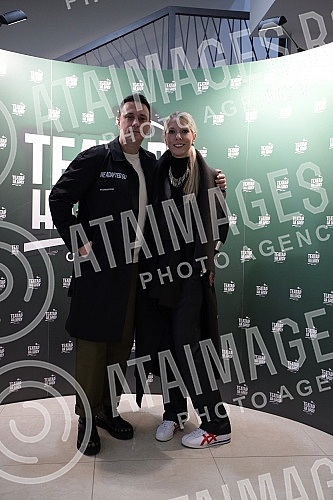 The premiere of the monodrama Petrija's Wreath, adapted by actress Mirjana Karanovic and directed by Jana Maricic, was held at the Brdo Theater.Premijera monodrame Petrijin venac, ciju je adaptaciju glumica Mirjana Karanovic uradila sa rediteljkom 
