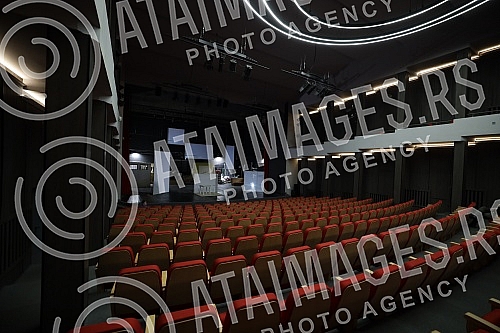 The premiere of the monodrama Petrija's Wreath, adapted by actress Mirjana Karanovic and directed by Jana Maricic, was held at the Brdo Theater.Premijera monodrame Petrijin venac, ciju je adaptaciju glumica Mirjana Karanovic uradila sa rediteljkom 