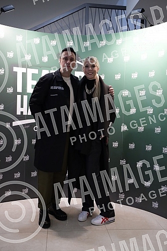 The premiere of the monodrama Petrija's Wreath, adapted by actress Mirjana Karanovic and directed by Jana Maricic, was held at the Brdo Theater.Premijera monodrame Petrijin venac, ciju je adaptaciju glumica Mirjana Karanovic uradila sa rediteljkom 