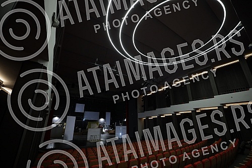 The premiere of the monodrama Petrija's Wreath, adapted by actress Mirjana Karanovic and directed by Jana Maricic, was held at the Brdo Theater.Premijera monodrame Petrijin venac, ciju je adaptaciju glumica Mirjana Karanovic uradila sa rediteljkom 