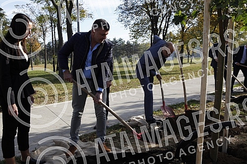 In the Friendship Park in Usce, the Serbian Progressive Party celebrated its 13th birthday by planting 13 trees.In the Friendship Park in Usce, the Serbian Progressive Party celebrated its 13th birthday by planting 13 trees.