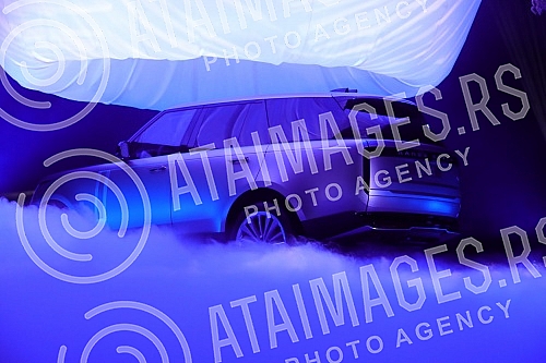 British Motors presented to the media a new model of the LR Range Rover at the National Theater.Kompanija British Motors predstavila je medijima novi model LR Range Rovera u Narodnom pozoristu.