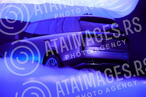 British Motors presented to the media a new model of the LR Range Rover at the National Theater.Kompanija British Motors predstavila je medijima novi model LR Range Rovera u Narodnom pozoristu.