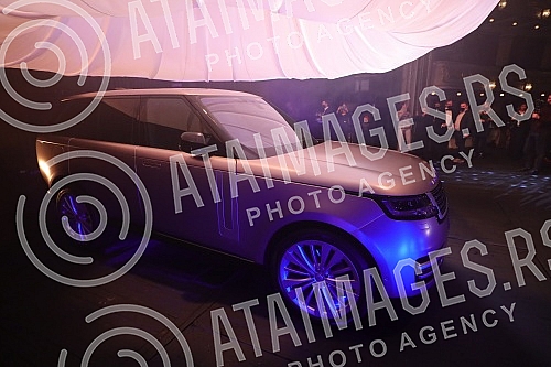 British Motors presented to the media a new model of the LR Range Rover at the National Theater.Kompanija British Motors predstavila je medijima novi model LR Range Rovera u Narodnom pozoristu.