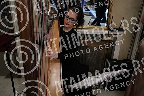 British Motors presented to the media a new model of the LR Range Rover at the National Theater.Kompanija British Motors predstavila je medijima novi model LR Range Rovera u Narodnom pozoristu.