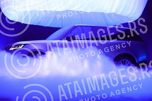 British Motors presented to the media a new model of the LR Range Rover at the National Theater.Kompanija British Motors predstavila je medijima novi model LR Range Rovera u Narodnom pozoristu.