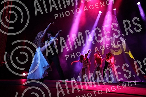 British Motors presented to the media a new model of the LR Range Rover at the National Theater.Kompanija British Motors predstavila je medijima novi model LR Range Rovera u Narodnom pozoristu.