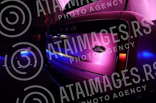 British Motors presented to the media a new model of the LR Range Rover at the National Theater.Kompanija British Motors predstavila je medijima novi model LR Range Rovera u Narodnom pozoristu.