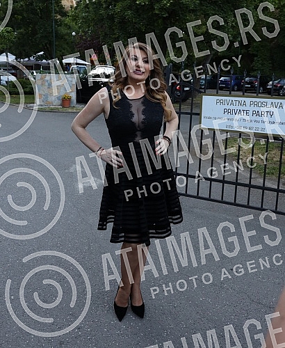 Famous pop couple Suzana Jovanovic and Sasa Popovic made a great party in the restaurant Topciderac on the occasion of the wedding of Suzana's son from his first marriage, Danijel and his partner Tijana.Poznati estradni par Suzana Jovanovic i Sasa 