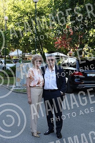 Famous pop couple Suzana Jovanovic and Sasa Popovic made a great party in the restaurant Topciderac on the occasion of the wedding of Suzana's son from his first marriage, Danijel and his partner Tijana.Poznati estradni par Suzana Jovanovic i Sasa 