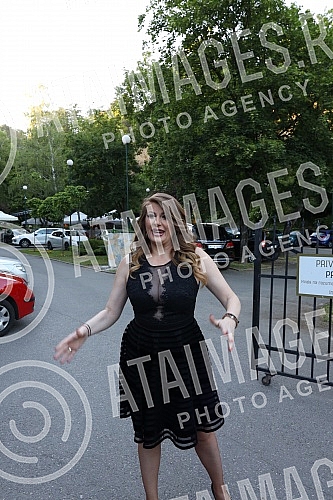 Famous pop couple Suzana Jovanovic and Sasa Popovic made a great party in the restaurant Topciderac on the occasion of the wedding of Suzana's son from his first marriage, Danijel and his partner Tijana.Poznati estradni par Suzana Jovanovic i Sasa 