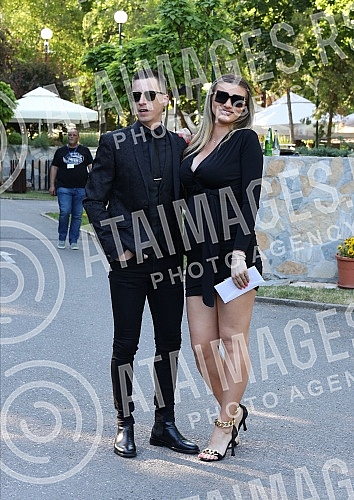 Famous pop couple Suzana Jovanovic and Sasa Popovic made a great party in the restaurant Topciderac on the occasion of the wedding of Suzana's son from his first marriage, Danijel and his partner Tijana.Poznati estradni par Suzana Jovanovic i Sasa 