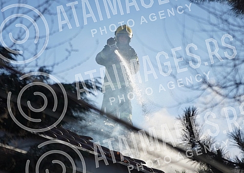 A fire broke out in the residence of the Croatian Embassy, located at 17b Sanje Zivanovic Street in Senjak. U rezidenciji Hrvatske ambasade koja se nalazi u Ulici Sanje Zivanovic 17b na Senjaku  izbio je pozar.