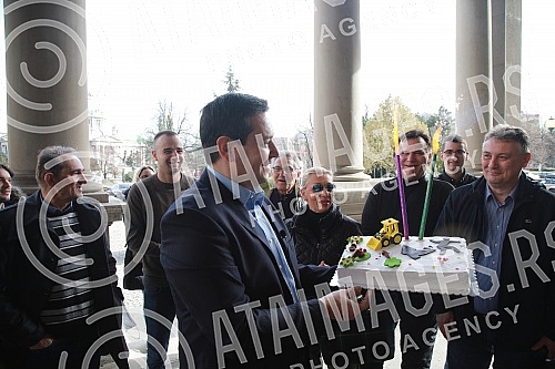 Nemanja Sarovic, leader of the Faith, Love, Hope movement, brought a cake for Goran Vesic for his birthday, which presented symbols of Vesic's leadership of Belgrade - a yellow excavator, demolition in Herzegovina, destruction of institutions, destru