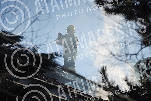 A fire broke out in the residence of the Croatian Embassy, located at 17b Sanje Zivanovic Street in Senjak. U rezidenciji Hrvatske ambasade koja se nalazi u Ulici Sanje Zivanovic 17b na Senjaku  izbio je pozar.