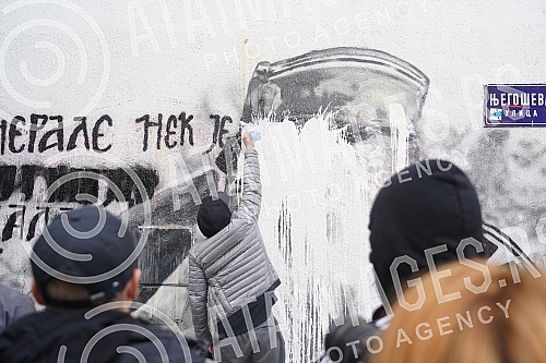 A group of young people gathered on the corner of Njegoseva and Aleksa Nenadovic and started cleaning the mural with the image of Ratko Mladic, on which a bucket of paint was thrown. Grupa mladih se okupila na uglu Njegoseve i Alekse Nenadovica i p