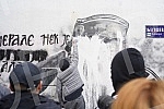 A group of young people gathered on the corner of Njegoseva and Aleksa Nenadovic and started cleaning the mural with the image of Ratko Mladic, on which a bucket of paint was thrown. Grupa mladih se okupila na uglu Njegoseve i Alekse Nenadovica i p