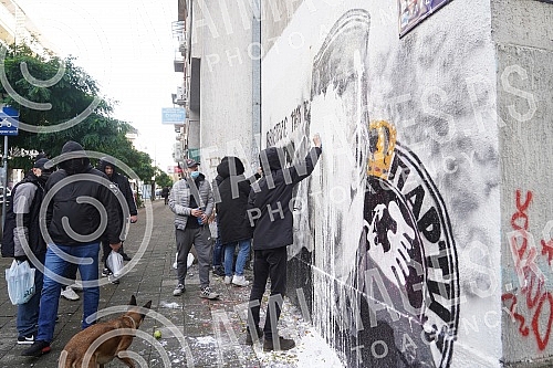 A group of young people gathered on the corner of Njegoseva and Aleksa Nenadovic and started cleaning the mural with the image of Ratko Mladic, on which a bucket of paint was thrown. Grupa mladih se okupila na uglu Njegoseve i Alekse Nenadovica i p
