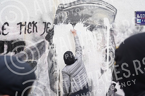 A group of young people gathered on the corner of Njegoseva and Aleksa Nenadovic and started cleaning the mural with the image of Ratko Mladic, on which a bucket of paint was thrown. Grupa mladih se okupila na uglu Njegoseve i Alekse Nenadovica i p