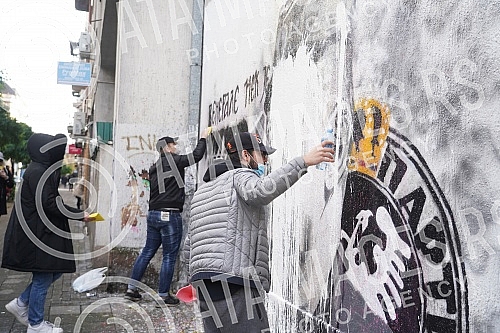 A group of young people gathered on the corner of Njegoseva and Aleksa Nenadovic and started cleaning the mural with the image of Ratko Mladic, on which a bucket of paint was thrown. Grupa mladih se okupila na uglu Njegoseve i Alekse Nenadovica i p