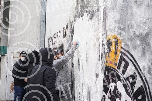 A group of young people gathered on the corner of Njegoseva and Aleksa Nenadovic and started cleaning the mural with the image of Ratko Mladic, on which a bucket of paint was thrown. Grupa mladih se okupila na uglu Njegoseve i Alekse Nenadovica i p