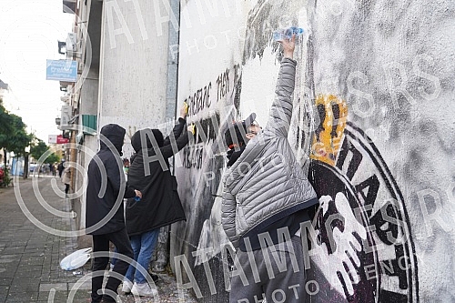 A group of young people gathered on the corner of Njegoseva and Aleksa Nenadovic and started cleaning the mural with the image of Ratko Mladic, on which a bucket of paint was thrown. Grupa mladih se okupila na uglu Njegoseve i Alekse Nenadovica i p