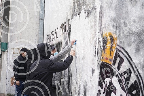 A group of young people gathered on the corner of Njegoseva and Aleksa Nenadovic and started cleaning the mural with the image of Ratko Mladic, on which a bucket of paint was thrown. Grupa mladih se okupila na uglu Njegoseve i Alekse Nenadovica i p