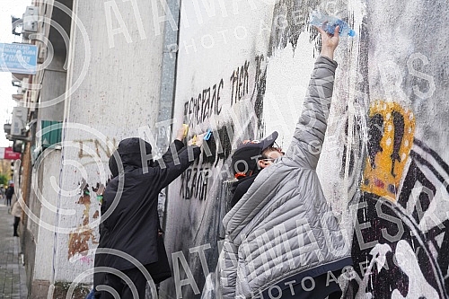 A group of young people gathered on the corner of Njegoseva and Aleksa Nenadovic and started cleaning the mural with the image of Ratko Mladic, on which a bucket of paint was thrown. Grupa mladih se okupila na uglu Njegoseve i Alekse Nenadovica i p