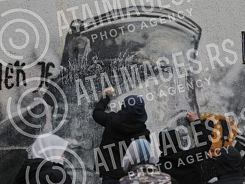 A group of about ten young men appeared at the place where the mural dedicated to Ratko Mladic was painted early in the morning, and shortly after 3.30 pm they removed the paint from the mural, which was spilled by the SDPS representative Djordjo Zuj