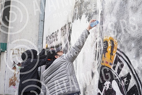 A group of young people gathered on the corner of Njegoseva and Aleksa Nenadovic and started cleaning the mural with the image of Ratko Mladic, on which a bucket of paint was thrown. Grupa mladih se okupila na uglu Njegoseve i Alekse Nenadovica i p